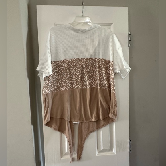 Above and beyond Beige & White Animal Print Tie Up Size Large -no tags- - Picture 2 of 4
